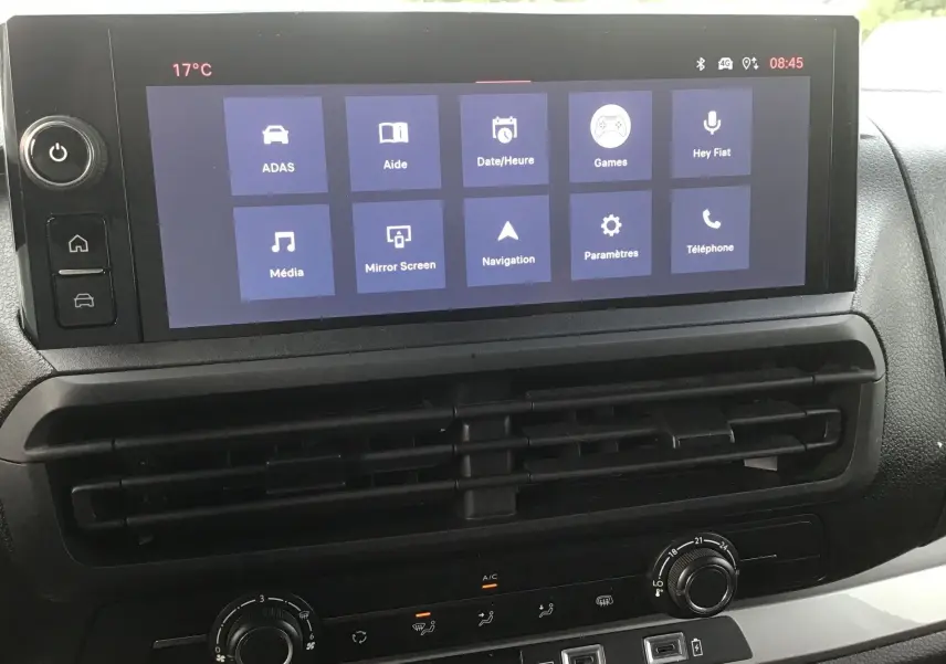 Écran tactile central du tableau de bord du Fiat Scudo Fourgon 2024 avec menu connecté et commandes climatisation visibles.