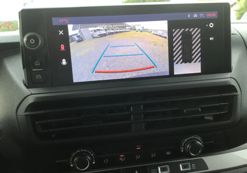 Écran central du Fiat Scudo Fourgon blanc 2024 montrant la caméra de recul avec guidage et vue 360 intérieure.