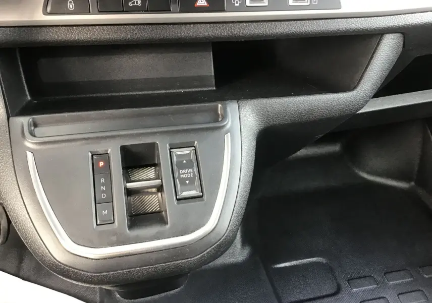 Gros plan sur la console centrale du FIAT Scudo Fourgon blanc 2024, avec commandes de boîte auto et mode de conduite.