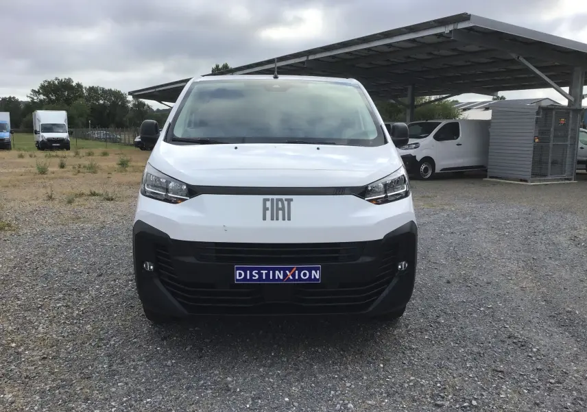 Vue de face d'un FIAT Scudo Fourgon blanc 2024 avec pare-chocs noir et plaque Distinxion visible.
