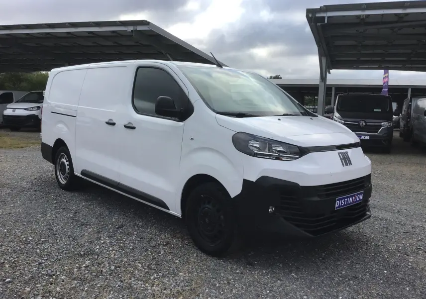 Fourgon blanc FIAT Scudo XL 2024 en 3/4 avant droit, avec pare-chocs noirs et plaque de protection sous le châssis.