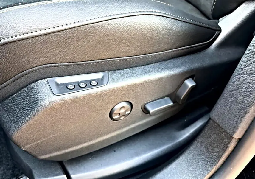 Détail des commandes électriques du siège conducteur noir du DS7 1.5 BlueHDi 130 Performance Line 2026.