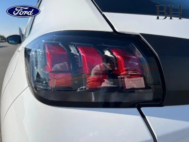 Gros plan sur le feu arrière droit blanc Banquise d'une Peugeot 208 AFFAIRE 1.5 BlueHDi 100 Premium 2022
