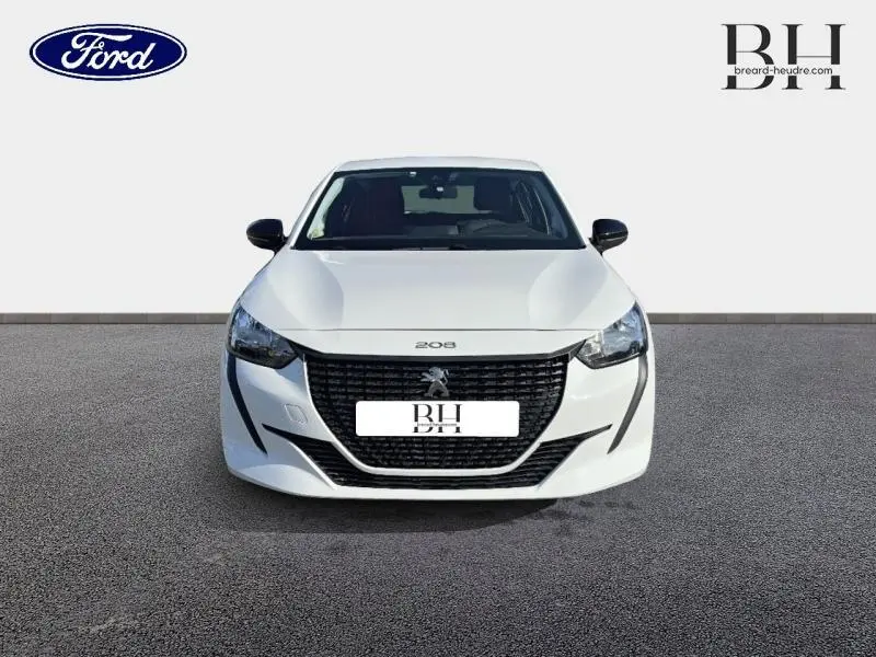 Vue frontale d'une Peugeot 208 Affaire 1.5 BlueHDi 100 Premium blanche Banquise avec calandre noire distinctive.