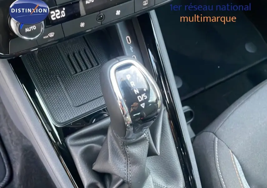 Le levier de vitesses automatique en gros plan dans l’habitacle du Skoda Kamiq gris argent.