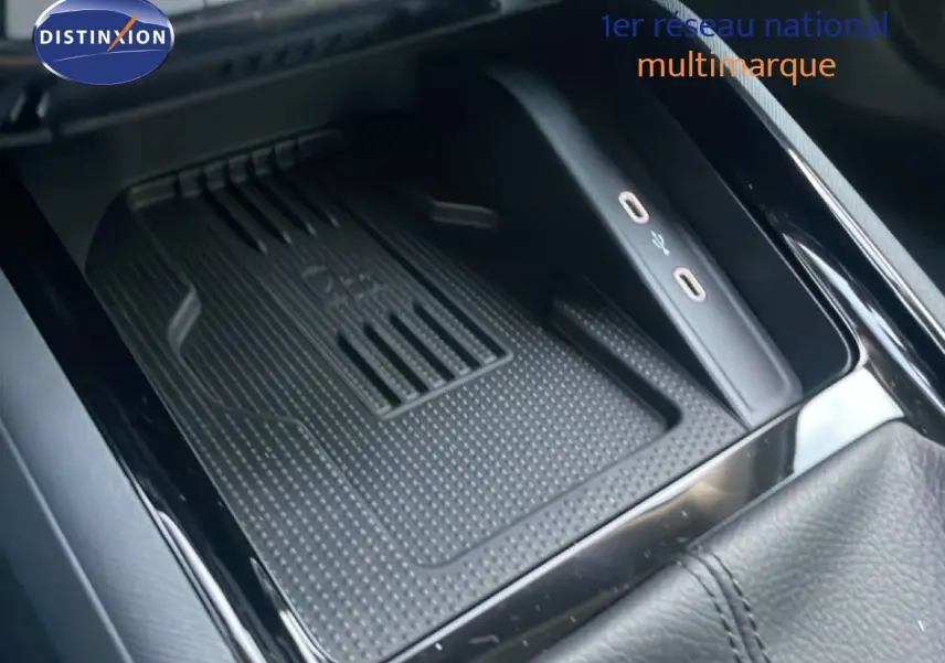 Gros plan sur le compartiment de recharge sans fil avec ports USB-C dans l’habitacle d’une Skoda Kamiq gris argent.