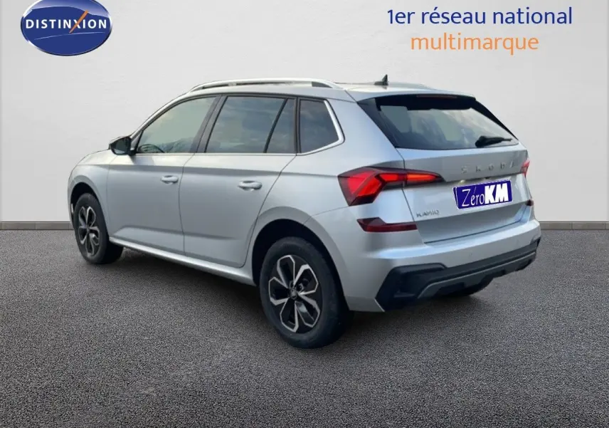 Vue 3/4 arrière droite d’un Skoda Kamiq gris argent métallisé avec jantes bi-ton et feux LED distinctifs.