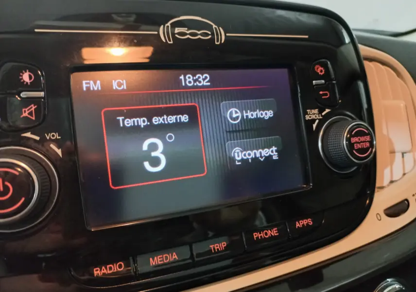 Gros plan sur l'écran tactile noir du tableau de bord de la Fiat 500 affichant la température extérieure à 3 degrés.