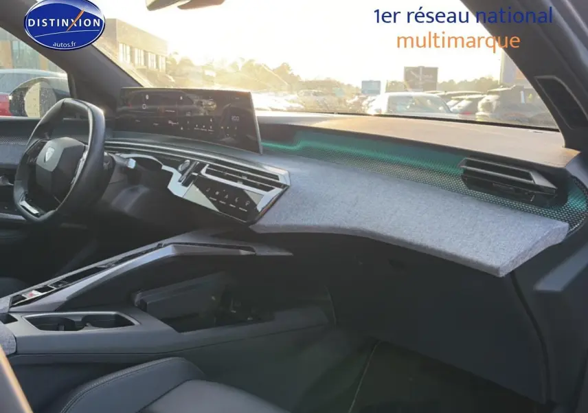 Vue intérieure côté passager du tableau de bord gris et noir du Peugeot 3008 1.2 hybrid 145 GT 2025 avec écran tactile.