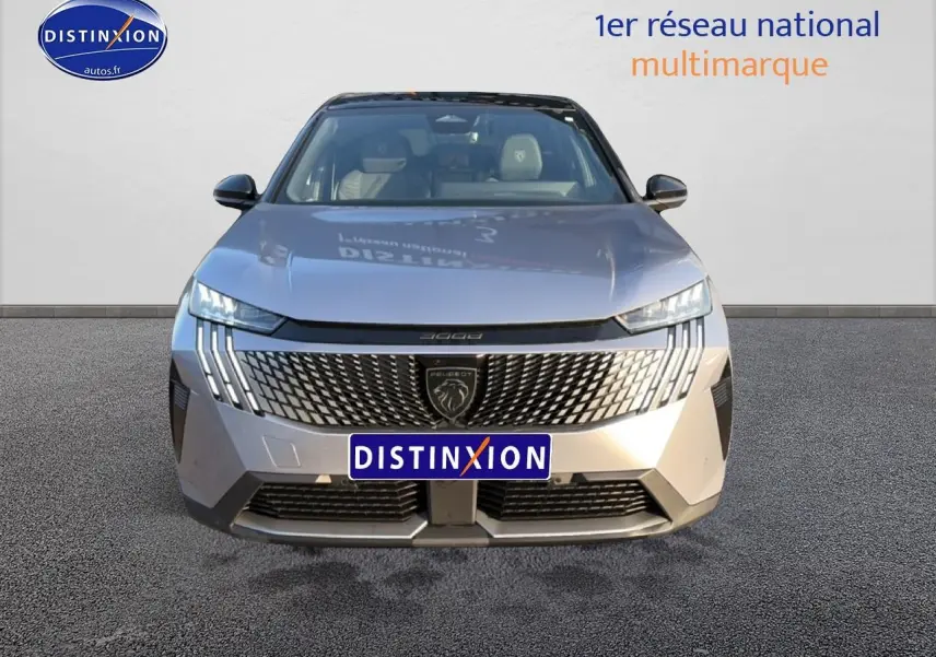 Vue avant d’un Peugeot 3008 gris 2025 avec calandre distinctive et phares LED fins allumés.