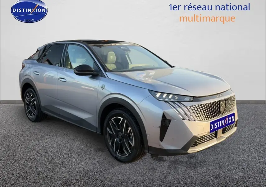 Peugeot 3008 gris vue 3/4 avant droit, avec calandre distinctive et jantes alliage noires.