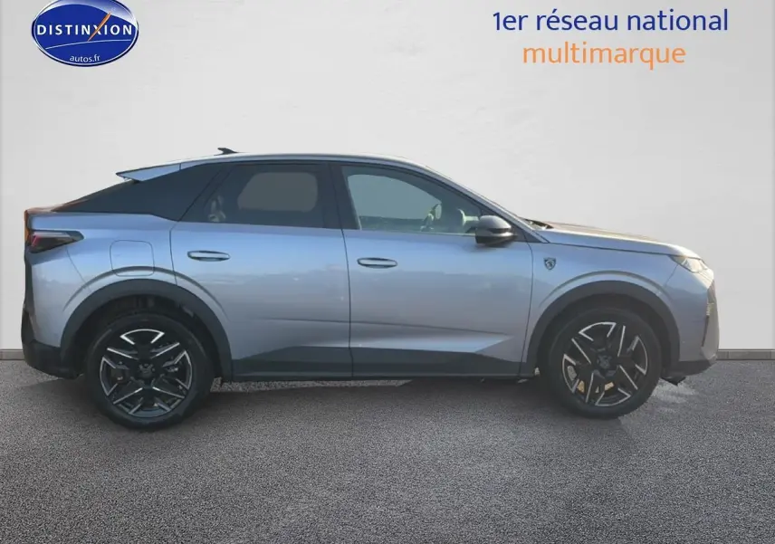 Peugeot 3008 gris en profil droit, soulignant ses jantes alu noires et lignes modernes.