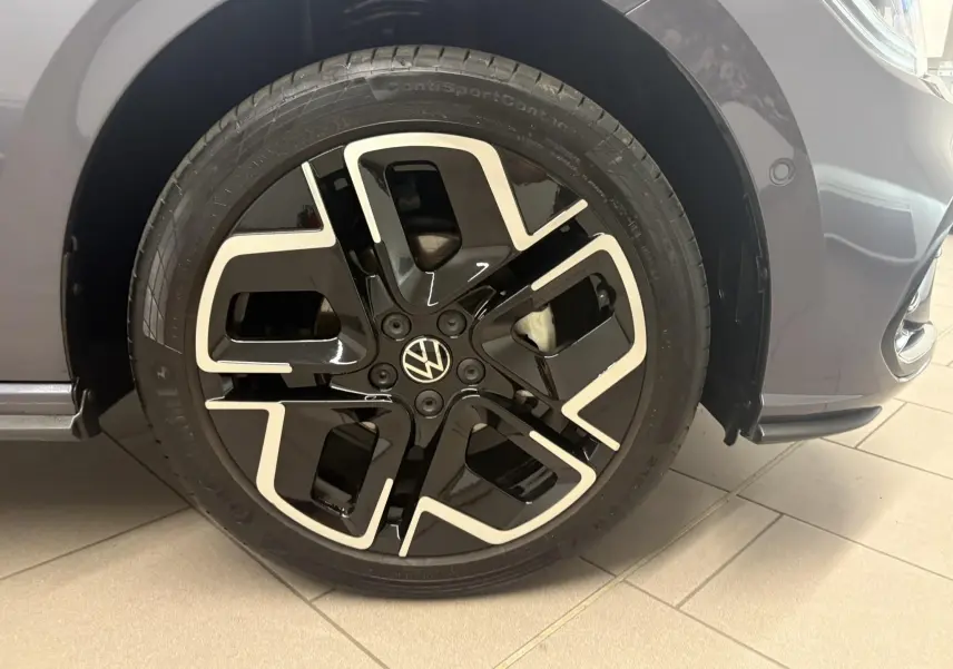 Gros plan sur la jante avant droite noire et argentée d'une Volkswagen Polo gris cendré 2025 finition R-Line.