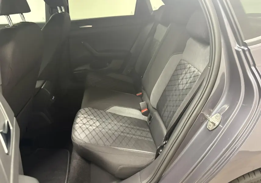 Vue intérieure côté droit des sièges arrière en tissu gris à motifs géométriques du Volkswagen Polo 1.0 TSI 95 BVM5 R-Line gris cendré.