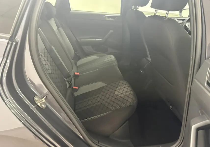 Vue intérieure côté gauche des sièges arrière de la Volkswagen Polo gris cendré avec sellerie tissu à motifs géométriques.