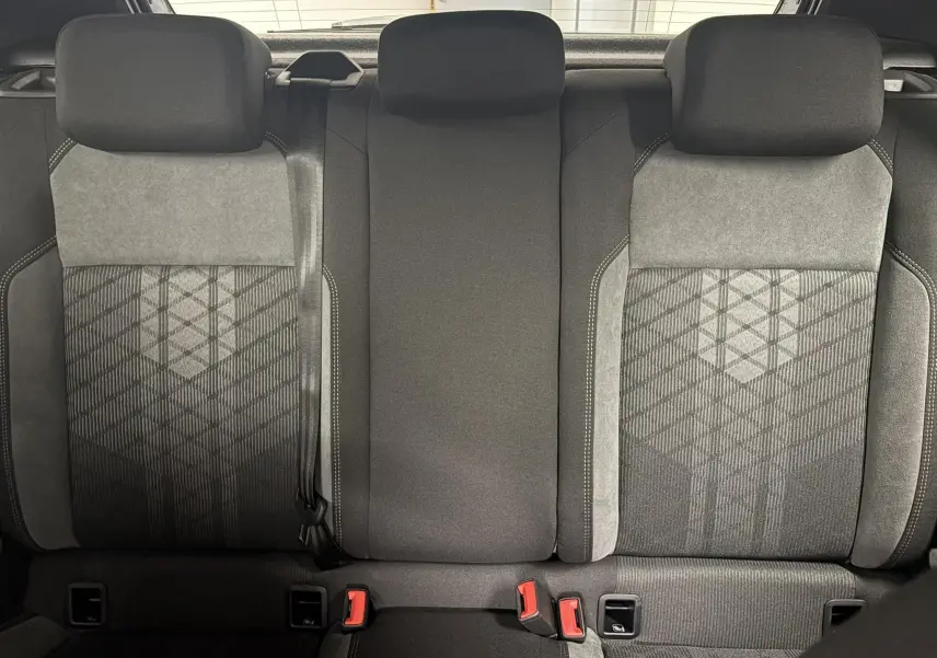 Vue intérieure arrière des sièges arrière gris foncé et clair avec motifs géométriques du Volkswagen Polo 2025 R-Line.