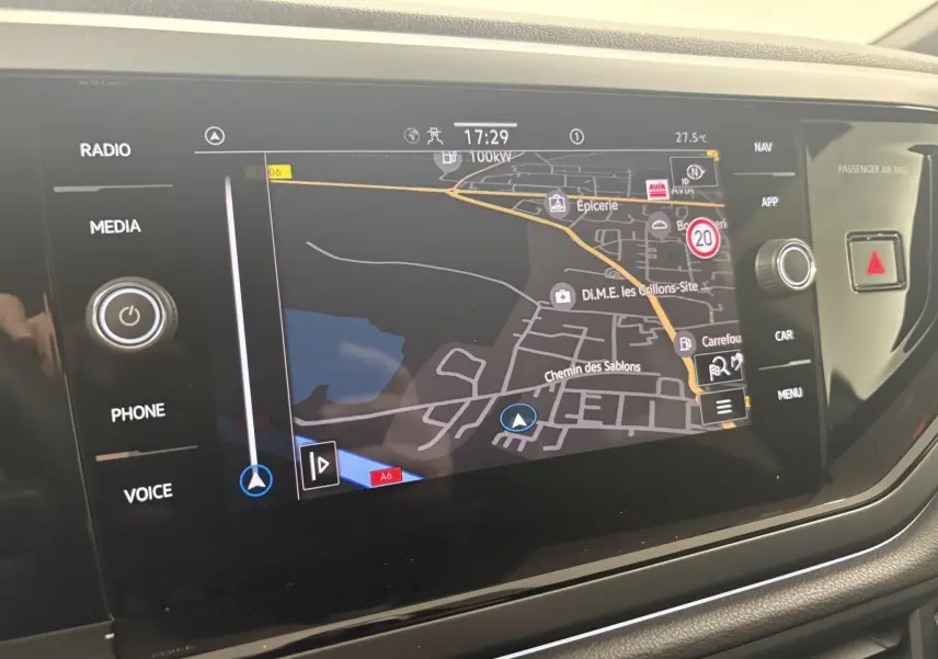 Écran tactile central de navigation de la Volkswagen Polo 2025, affichant une carte avec options multimédia et climatisation.