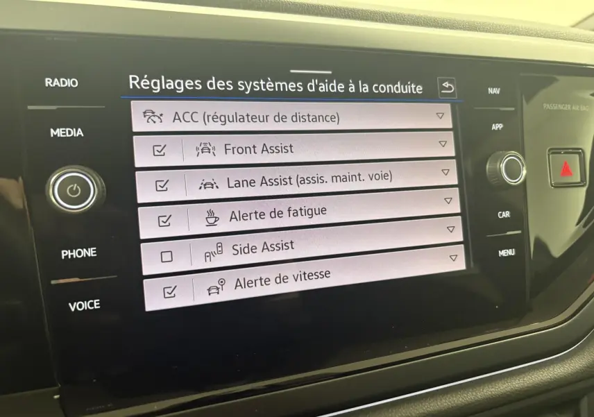 Écran tactile du système d'infodivertissement Volkswagen Polo 2025 affichant les réglages d'aide à la conduite.