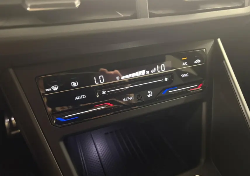 Gros plan sur la commande de climatisation digitale du Volkswagen Polo 2025, avec affichage lumineux et réglages tactiles.