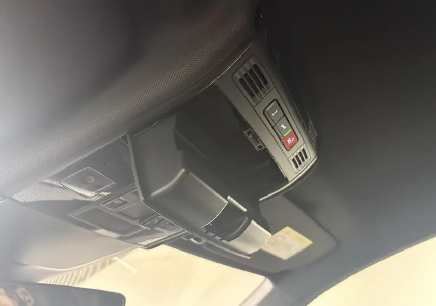 Vue intérieure du plafonnier noir de la Volkswagen Polo 2025 avec commandes d'urgence et rangement lunettes.