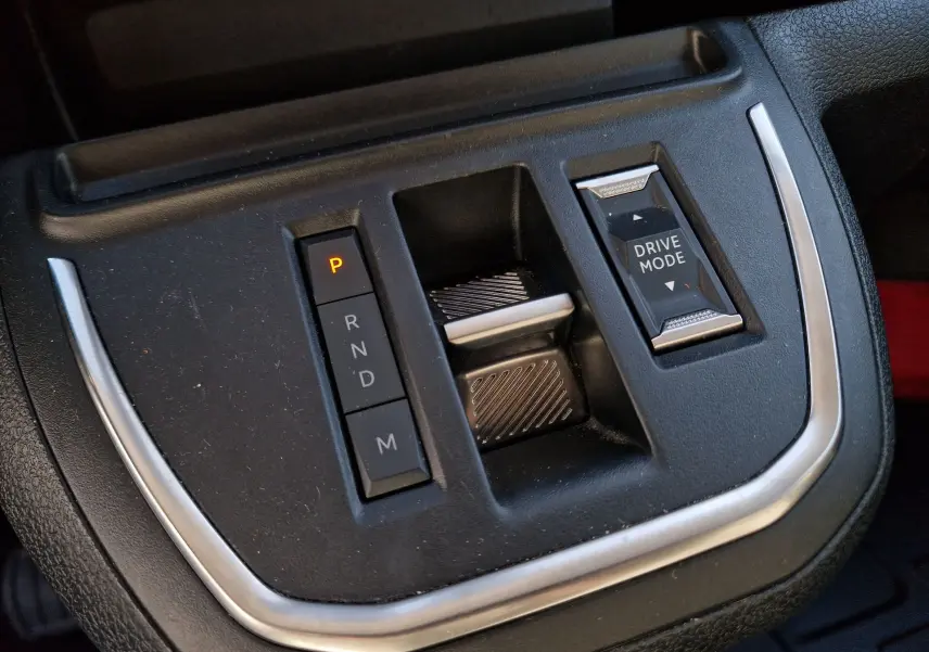 Gros plan sur la commande de boîte automatique noire avec sélecteur et bouton Drive Mode dans un Fiat Scudo Fourgon 2024.