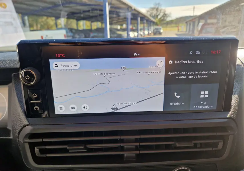 Écran tactile central du tableau de bord du Fiat Scudo Fourgon 2024, affichant la navigation et les options multimédia.