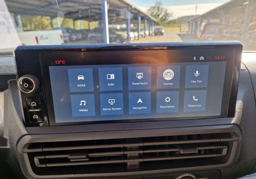 Écran tactile central du FIAT Scudo Fourgon 2024 affichant les options connectivité et navigation, intérieur PVC visible.