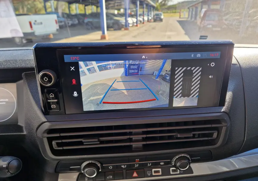 Écran central montrant la caméra de recul du FIAT Scudo Fourgon blanc, vue intérieure du tableau de bord.