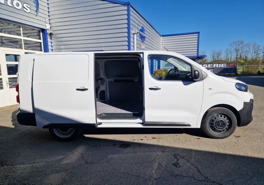 Vue latérale droite d’un FIAT Scudo Fourgon blanc 2024 avec porte coulissante ouverte dévoilant l’espace de chargement vide.