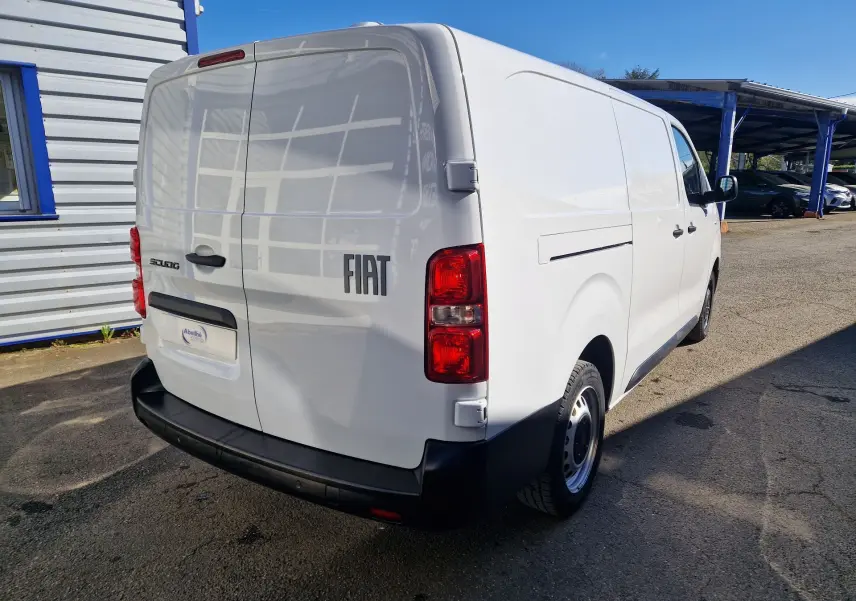 Vue 3/4 arrière droite d’un FIAT Scudo Fourgon blanc 2024, avec portes arrière battantes et pare-chocs noir.