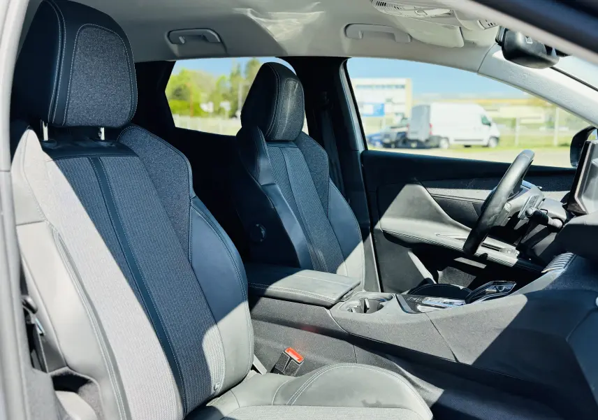 Intérieur du Peugeot 3008 gris Artens, vue côté conducteur, sièges en tissu et cuir TEP avec console centrale visible.
