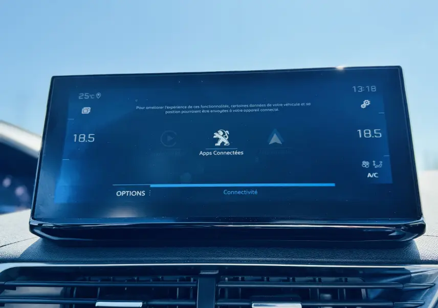 Écran tactile central du Peugeot 3008 gris Artens affichant les options de connectivité et la climatisation à 18,5°C.