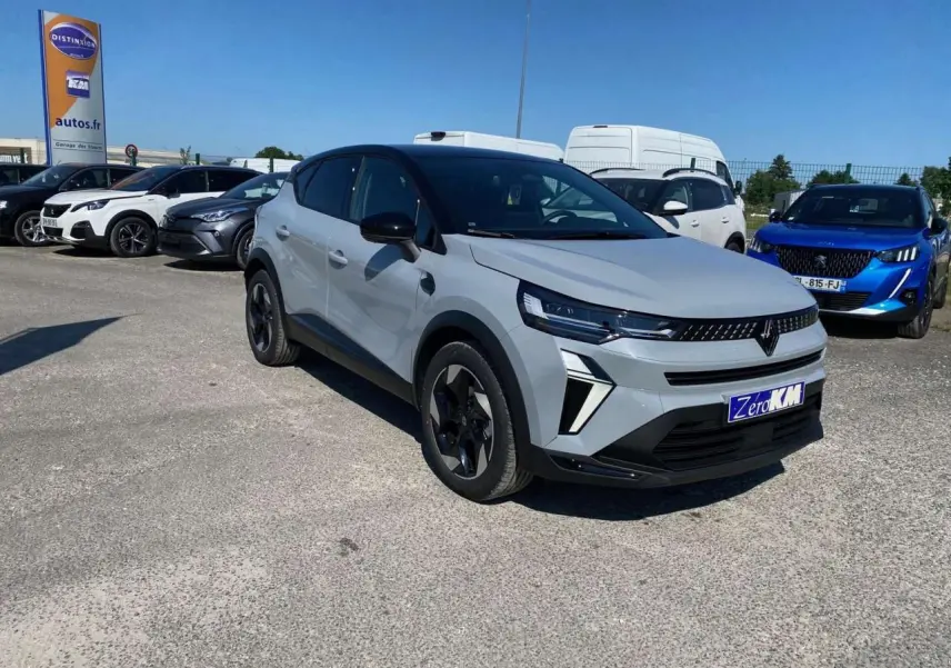 Renault Captur 2025 gris Rafale avec toit noir, vue 3/4 avant, jantes noires et calandre moderne.