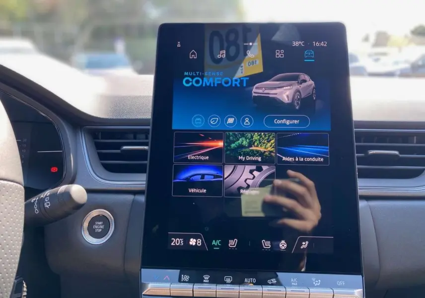 Écran tactile central du tableau de bord du Renault Captur gris Rafale, affichant le mode confort Multi-Sense.