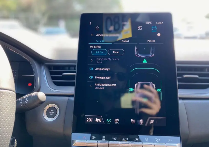 Tableau de bord numérique 10 pouces du Renault Captur 2025 avec écran tactile central et commandes climatisation visibles
