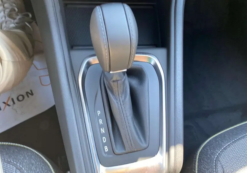 Le levier de vitesses automatique noir du Renault Captur 2025 vu de dessus dans l'habitacle.