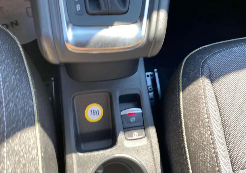 Gros plan sur la console centrale du Renault Captur 2025 avec levier de boîte auto et sièges tissu gris.