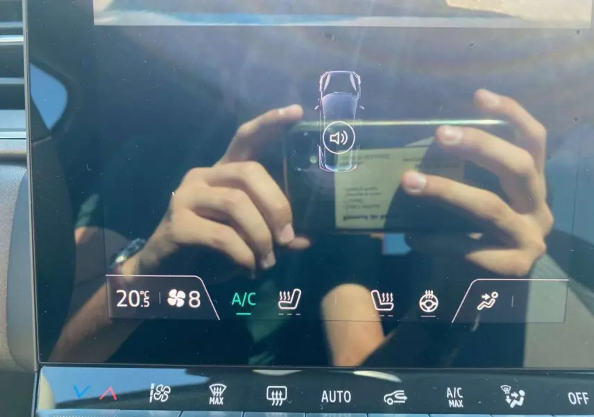 Écran tactile de la console centrale du Renault Captur 2025 affichant la climatisation et les sièges chauffants.