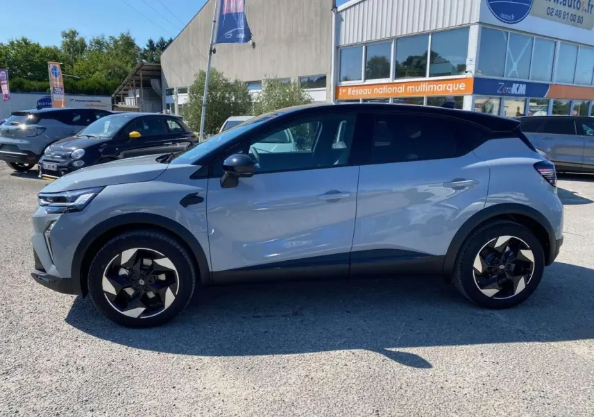 Profil côté gauche du Renault Captur 2025 gris Rafale avec toit noir et jantes aluminium 18 pouces Black Hole.