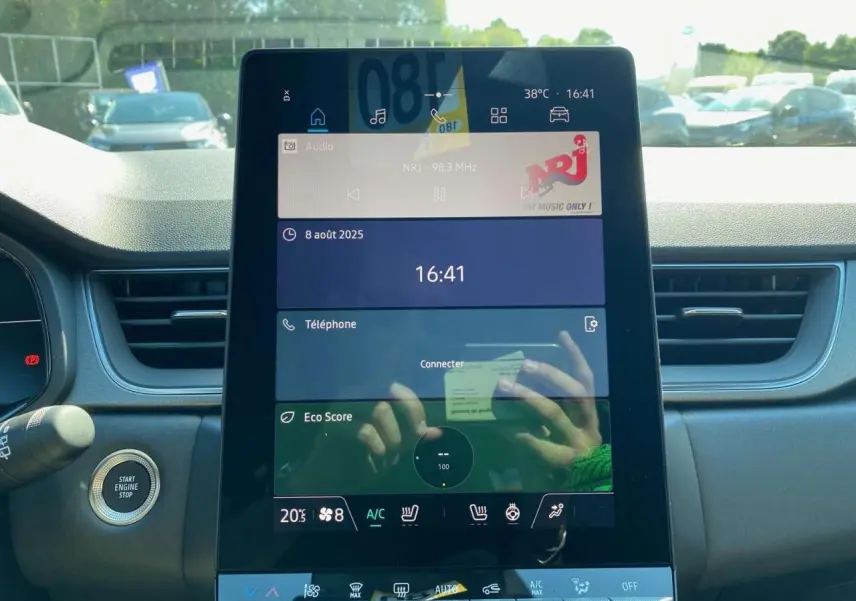 Écran tactile central vertical du tableau de bord du Renault Captur 2025, avec commandes climatisation et démarrage moteur.