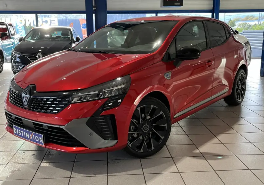 Renault Clio 2024 rouge vue 3/4 avant droit avec jantes noires et détails Esprit Alpine visibles