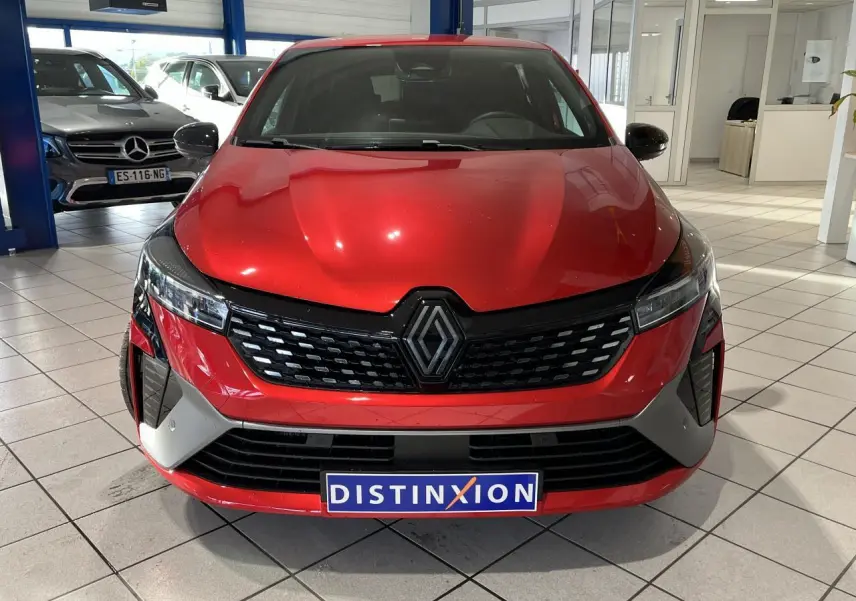 Vue frontale d'une Renault Clio 1.0 Tce 90 Esprit Alpine rouge avec calandre noire et détails gris satinés.