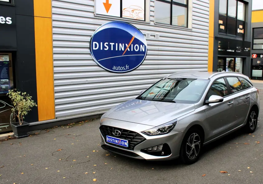 Vue intérieure avant de la Hyundai i30 SW 2024 avec tableau de bord noir et levier de vitesse manuel visible.