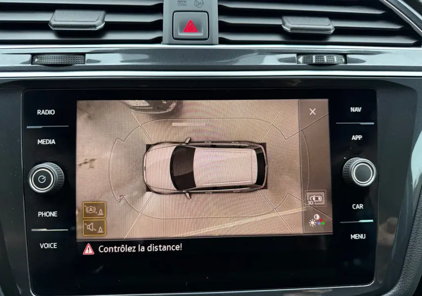 Écran central du Volkswagen Tiguan 2022 affichant la vue 360° de la caméra de recul avec alertes de distance
