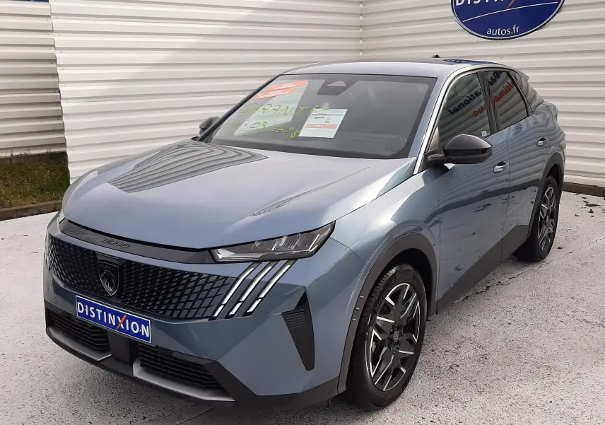 Peugeot 3008 III Hybrid 145 Allure bleu Ingara en 3/4 avant droit, calandre noire et phares LED distinctifs.