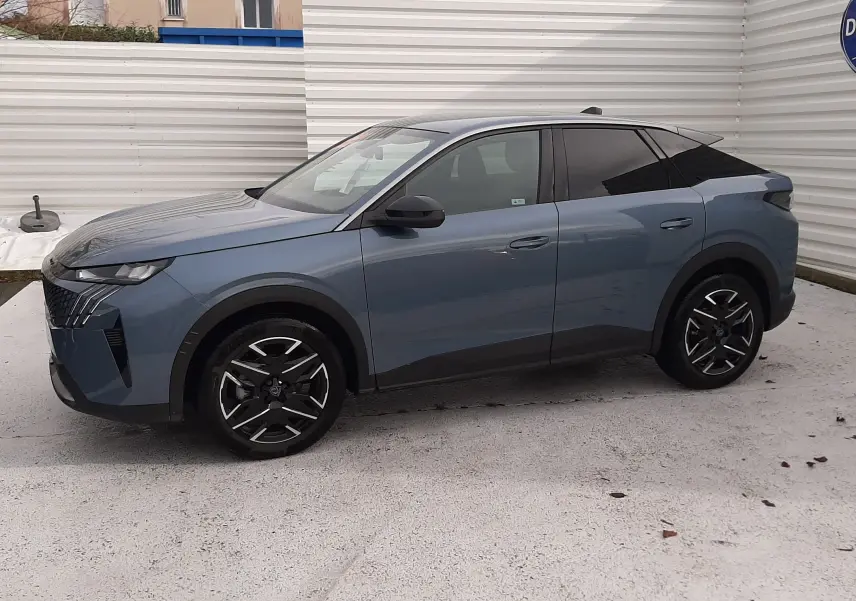 Peugeot 3008 III Hybrid 145 Allure bleu Ingaro vue de profil côté gauche, jantes noires et toit noir contrastant.