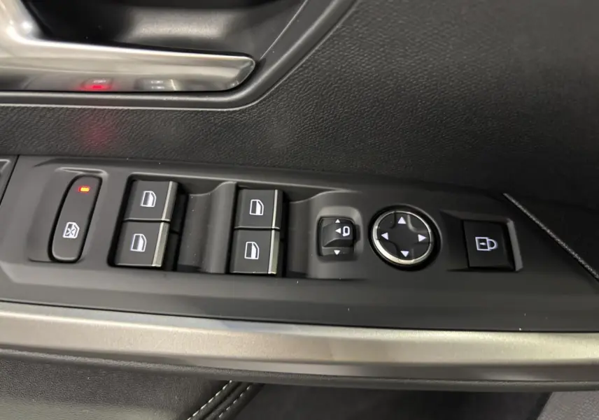 Vue rapprochée des commandes de lève-vitres et rétroviseurs sur la porte côté gauche du Peugeot 3008 gris Artense.