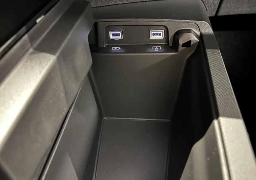 Gros plan sur la console centrale du Peugeot 3008 GT 2025 montrant deux prises USB-C intégrées.