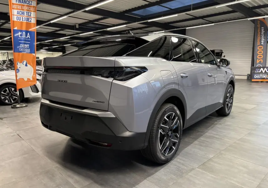 Vue 3/4 arrière droit du Peugeot 3008 Hybrid gris Artense avec feux arrière à griffes LED et jantes alliage 19 pouces.