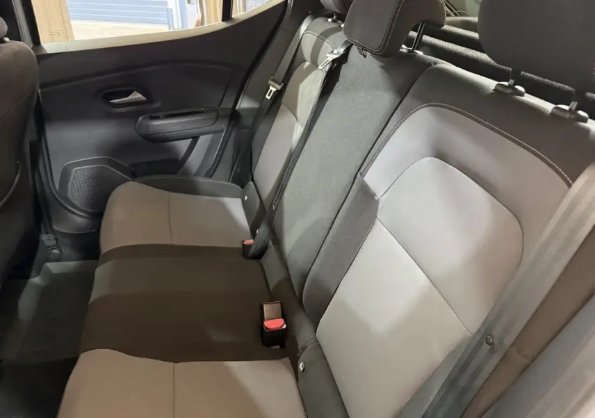 Vue intérieure côté droit sur la banquette arrière grise et noire de la Dacia Sandero Extreme+ 2024.